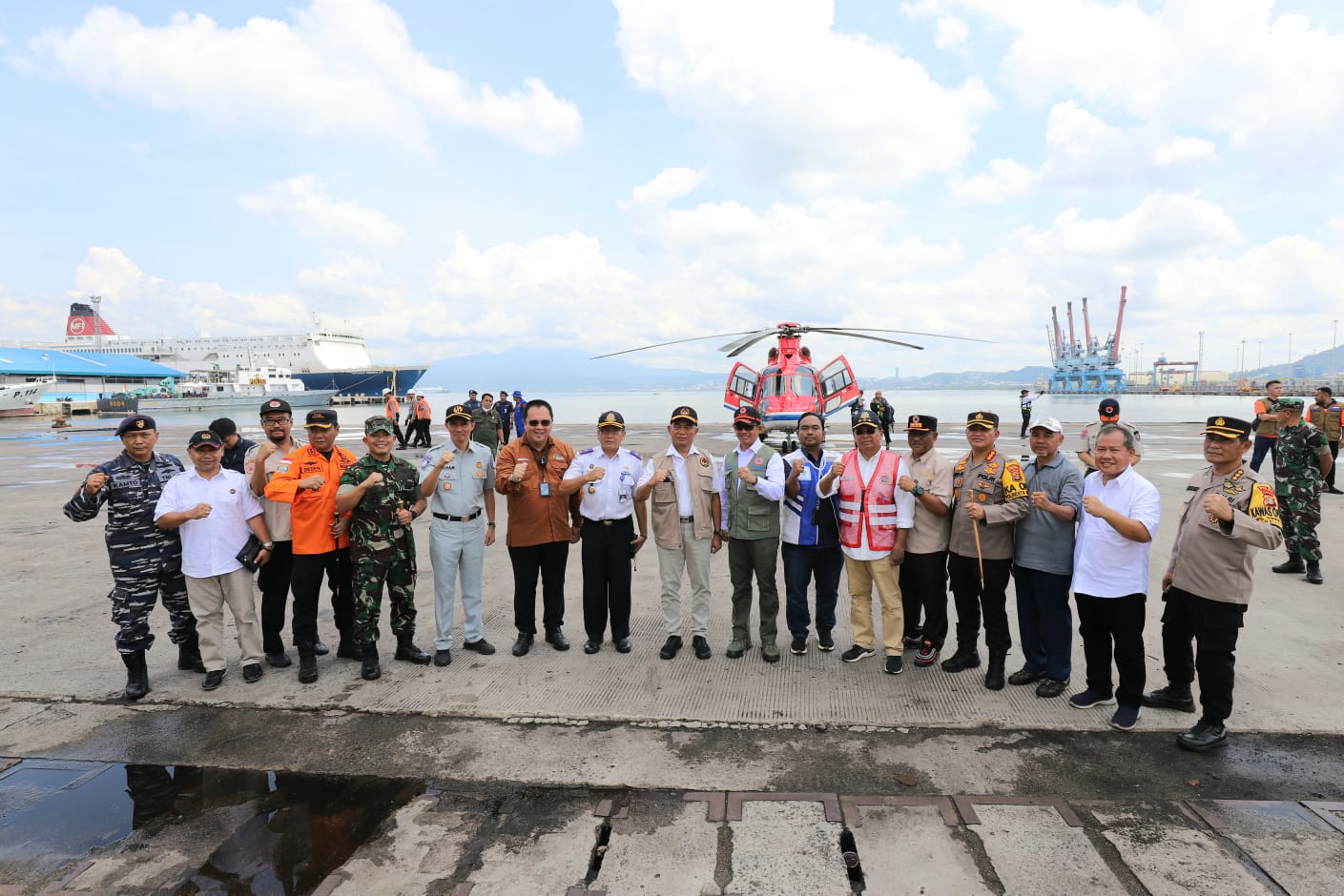 Kepala BNPB Letjen TNI Suharyanto dan Menko PMK Muhadjir Effendy berfoto bersama dengan jajaran pemerintah daerah Lampung, di Pelabuhan Panjang, Bandar Lampung, Provinsi Lampung, pada Selasa (25/4).